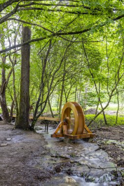 Ulusal Park Muranska Planina, Slovakya 'da su değirmeni tekerleği olan bir dere.