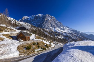 Vrsiç yakınlarındaki kış manzarası, Triglavski ulusal parkı, Slovenya