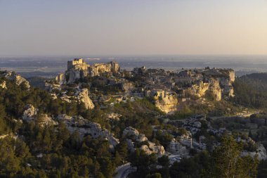 Ortaçağ şatosu ve köyü, Les Baux-de-Provence, Alpilles dağları, Provence, Fransa