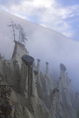 Platten Dünya Piramitleri (Erdpyramiden - Piramidi di di Plata) Percha ve Bruneck yakınlarında, Güney Tyrol, İtalya