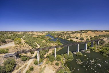 Beja yakınlarındaki Guadiana Demiryolu Köprüsü, Moura Şubesi, Ulusal Yol 260, Alentejo, Portekiz