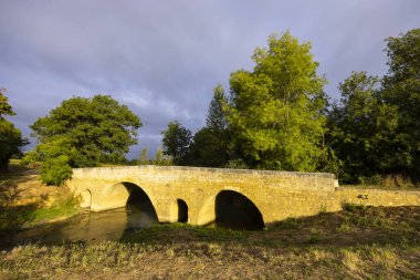 Larressingle yakınlarındaki Romen Artigue ve Osse nehri köprüsü Santiago de Compostela, UNESCO Dünya Mirası Bölgesi, ayrılış Gers, Fransa