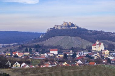 Falkenstein harabeleri ve üzüm bağı olan kasaba, Aşağı Avusturya, Avusturya