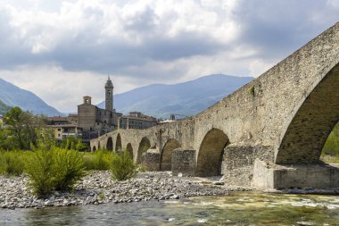 Gobbo Köprüsü ayrıca Bobbio, Piacenza ili, Trebbia Vadisi, Emilia Romagna, İtalya 'da Şeytan Köprüsü veya Ponte del Diavolo veya Ponte Gobbo' da bulunmaktadır.