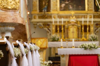 Kilisenin düğün dekorasyonu.