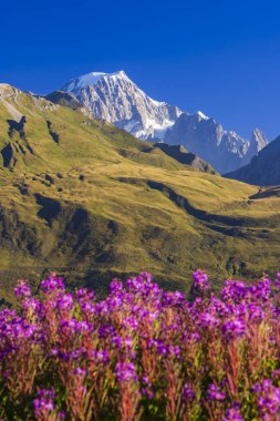 Col du Petit-Saint-Bernard yakınlarındaki manzara Mont Blanc ile Fransa ve İtalya sınırında