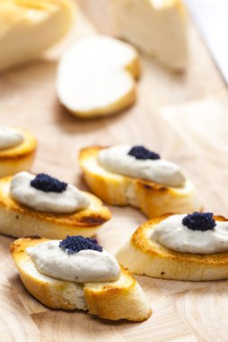 Kızarmış baget dilimlerine ançüez sürülmüş.