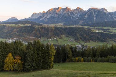 Avusturya 'da Dachstein Massif' in sonbahar manzarası