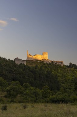 Batı Slovakya 'da Cachtice harabeleri