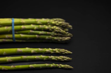 Siyah arkaplanda yeşil kuşkonmaz