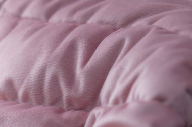 Pembe Yang kızının şık ceketi.