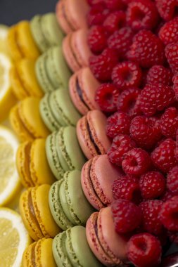 Ahududu ve limonlu farklı renkte makaronlar.