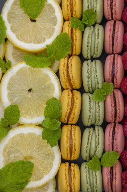 Ahududu, limon ve nane ile farklı renkte makaronlar.