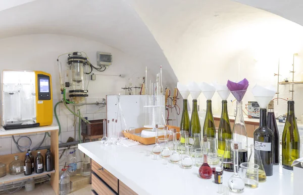Geleneksel Modern Cihazlı Şarap Laboratuarı — Stok fotoğraf