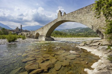 Gobbo Köprüsü ayrıca Bobbio, Piacenza ili, Trebbia Vadisi, Emilia Romagna, İtalya 'da Şeytan Köprüsü veya Ponte del Diavolo veya Ponte Gobbo' da bulunmaktadır.