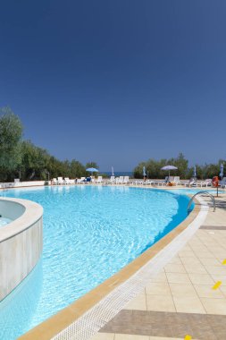 Deniz kenarında güneşli bir günde yüzme havuzu