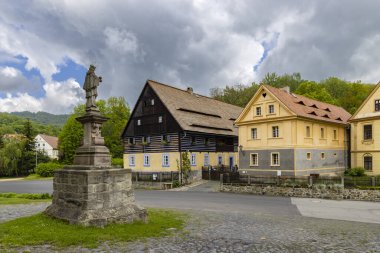 Yarı keresteli ev, Zubrnice 'de halk mimarisi, Kuzey Bohemya, Çek Cumhuriyeti