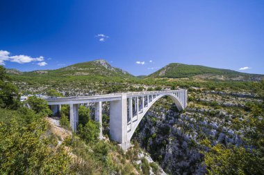 Pont de l 'Artuby köprüsü, Fransa' nın Provence kentindeki Verdon Nehri Kanyonu
