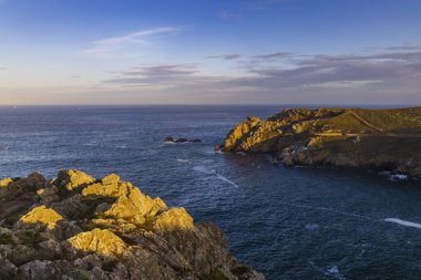 Plage des Trepas yakınlarındaki manzara, Pointe du Raz, Brittany, Fransa