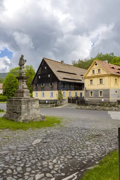 ハーフタイムハウス 北ボヘミアの民俗建築 チェコ共和国 — ストック写真