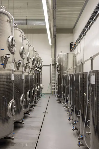 ステンレス鋼タンク 南モラビア チェコ共和国が付いている現代生産のワインのセラー — ストック写真