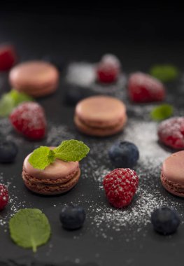 Siyah arkaplanda farklı renkte makaronlar