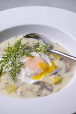 Tipik Czech mutfağı kulajda çorbası.