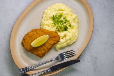 Tipik Çek mutfağı tavuk pirzolası ve patates püresi.