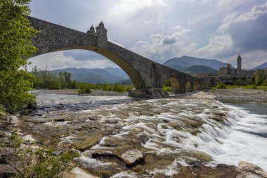 Gobbo Köprüsü ayrıca Bobbio, Piacenza ili, Trebbia Vadisi, Emilia Romagna, İtalya 'da Şeytan Köprüsü veya Ponte del Diavolo veya Ponte Gobbo' da bulunmaktadır.