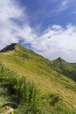 Puy Mary (1783 m) karayolu, Cantal, Auvergne-Rhone-Alpes bölgesi, Fransa