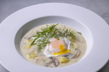 Tipik Czech mutfağı kulajda çorbası.