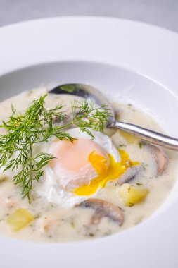 Tipik Czech mutfağı kulajda çorbası.