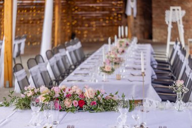 Pembe çiçekli düğün masası