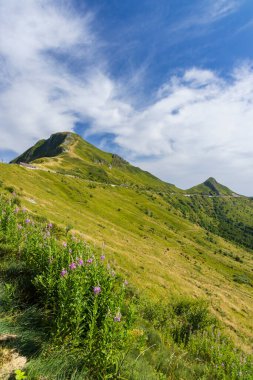 Puy Mary (1783 m) karayolu, Cantal, Auvergne-Rhone-Alpes bölgesi, Fransa