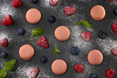 Siyah arkaplanda farklı renkte makaronlar