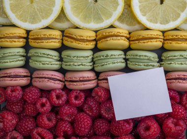 Ahududu ve limonlu farklı renkte makaronlar.