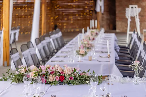 Pembe çiçekli düğün masası