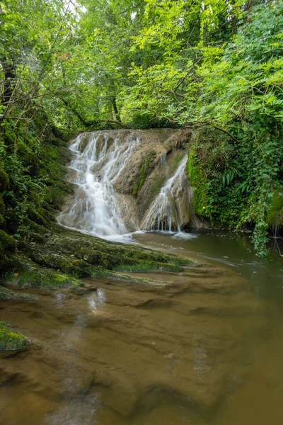 Fransız dağlık kesimlerinde Autoire yakınlarındaki Şelale Şelalesi d 'Autoire, Kalkış Parkı, Midi-Pyrenees, Fransa