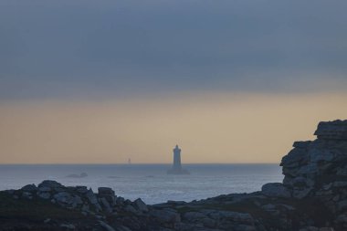 Fransa, Brittany 'de Argenton yakınlarında Phare du Four ile sahil
