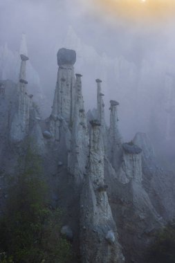 Platten Dünya Piramitleri (Erdpyramiden - Piramidi di di Plata) Percha ve Bruneck yakınlarında, Güney Tyrol, İtalya