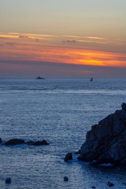Pointe du Raz, Brittany, Fransa yakınlarında Phare de la Vieille ile sahil