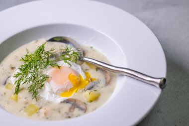 Tipik Czech mutfağı kulajda çorbası.