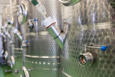 Paslanmaz çelik tankı olan modern üretim şarap mahzeni, Güney Moravya, Çek Cumhuriyeti