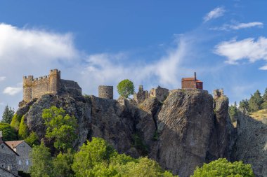 Arlempdes Şatosu, eski şehir Arlempdes, Haute-Loire, Fransa