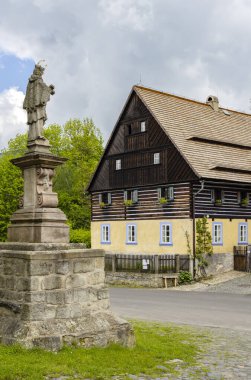 Yarı ahşap ev, Zubrnice 'de halk mimarisi.