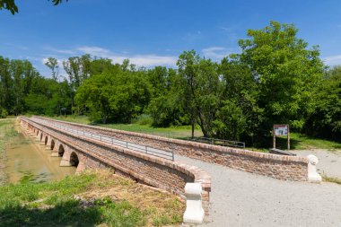 Mikulov yakınlarındaki Portz Insel köprüsünün güzel manzarası