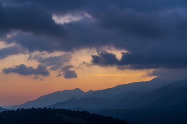 Low Tatras 'ın sonbahar zamanındaki güzel manzarası, Slovakya