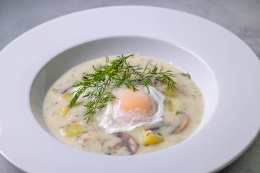 Tipik Czech mutfağı kulajda çorbası. Yakın plan.