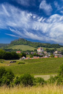 Falkenstein harabeleri ve üzüm bağı olan kasaba, Aşağı Avusturya, Avusturya