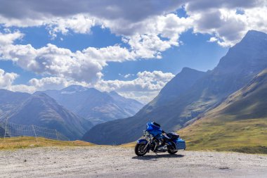 Col de l 'Iseran, Savoy, Fransa yakınlarındaki Grandes Alpes güzergahında motosiklet